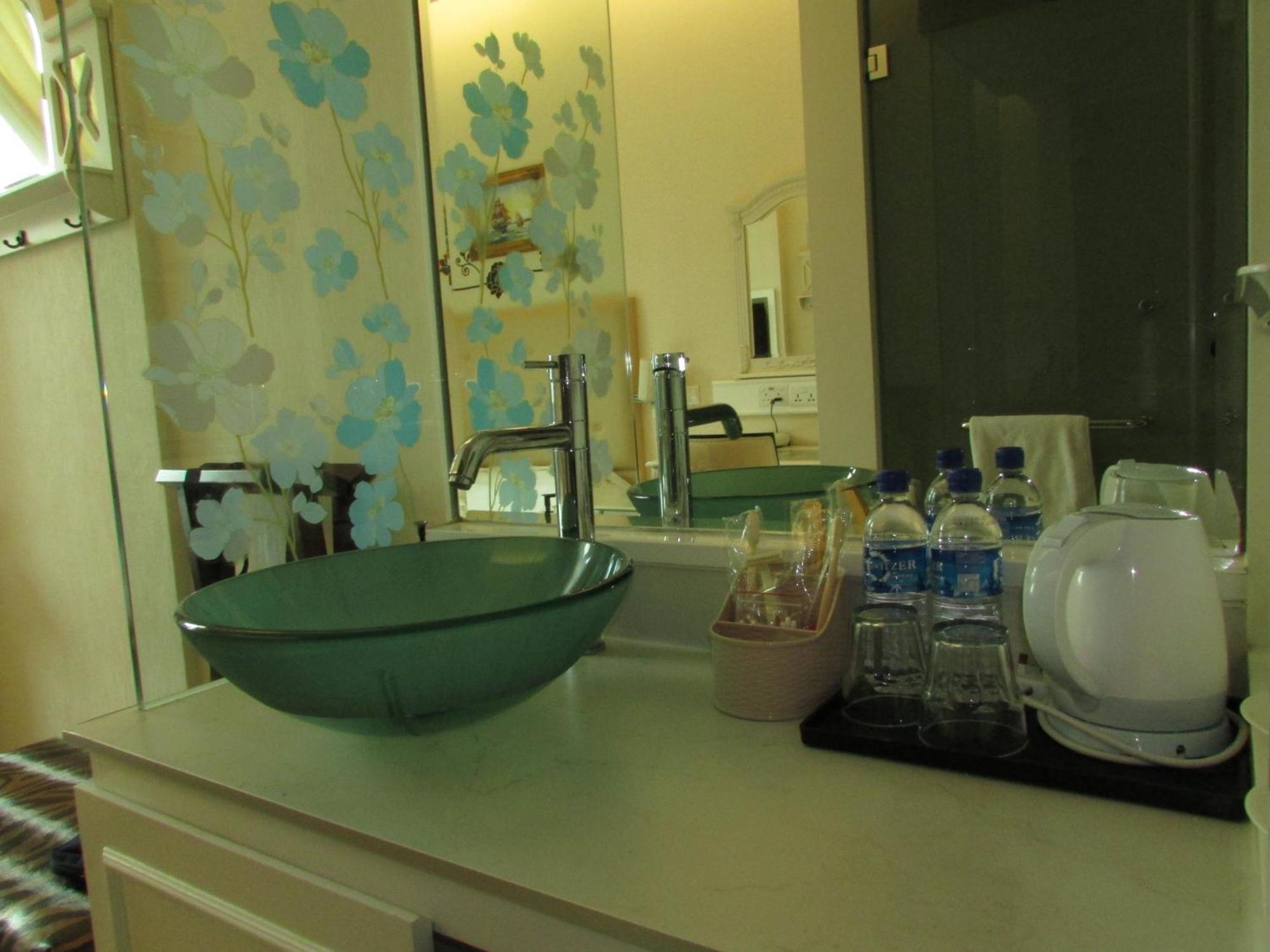 Jayleen 1918 Singapore Room photo