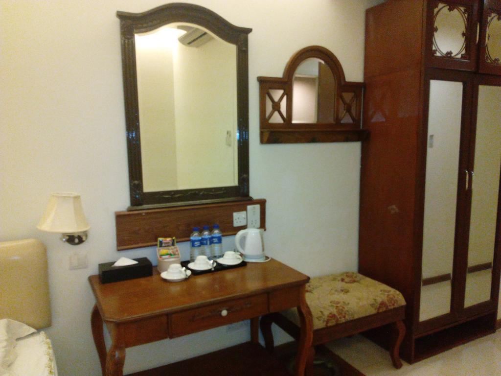 Jayleen 1918 Singapore Room photo